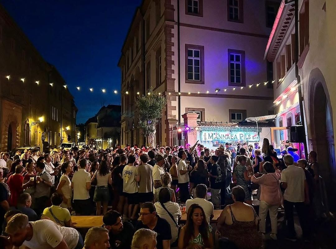 La rue devant le Mannala Pils un soir de fête